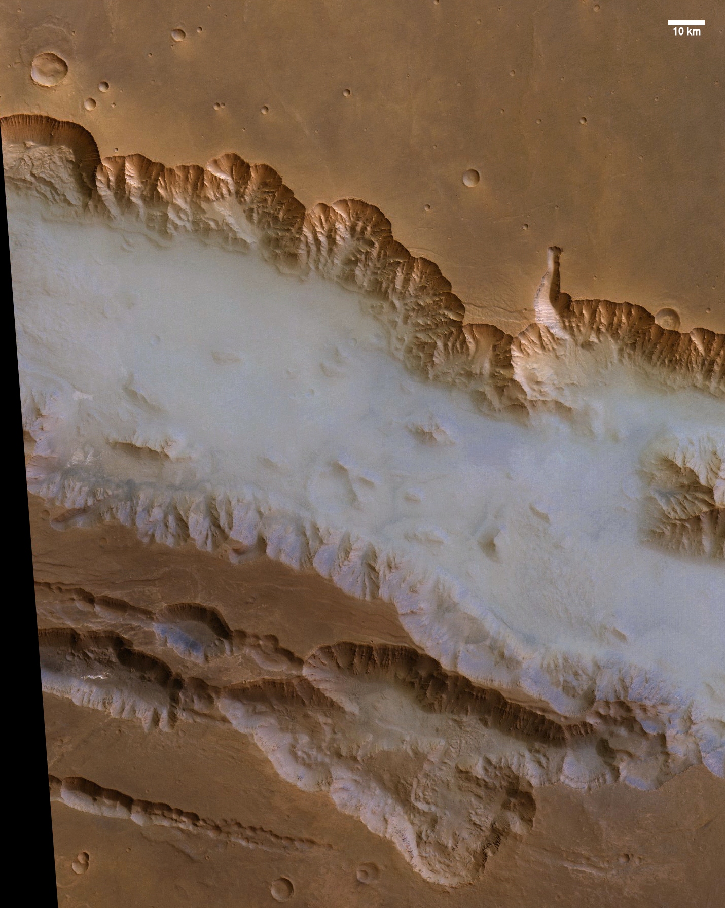 Mars Express de l'Agence spatiale européenne a capturé cette image de brouillard à Valles Marineris.