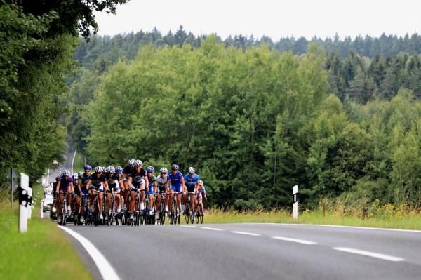 The bunch chases the break on the climb