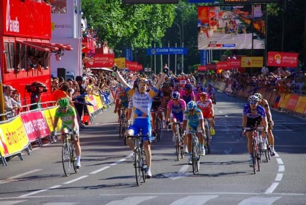 Tyler Farrar (Garmin-Transitions) wins ahead of Cavendish