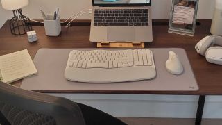 hvidt tastatur på kontorbord
