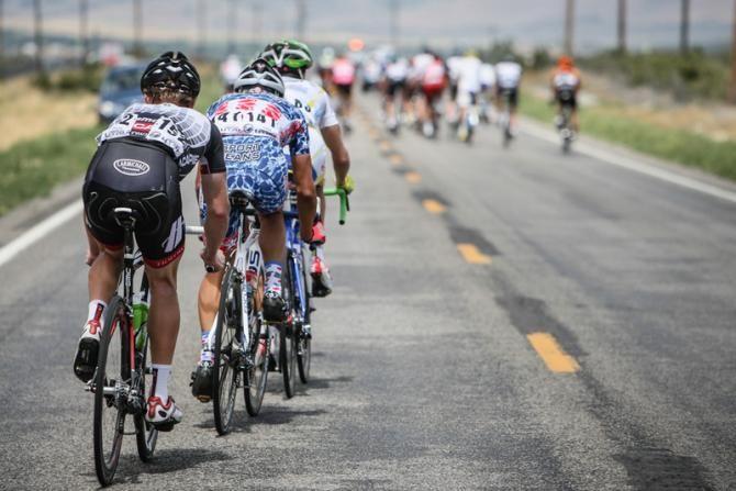 The breakaway group starts to split.