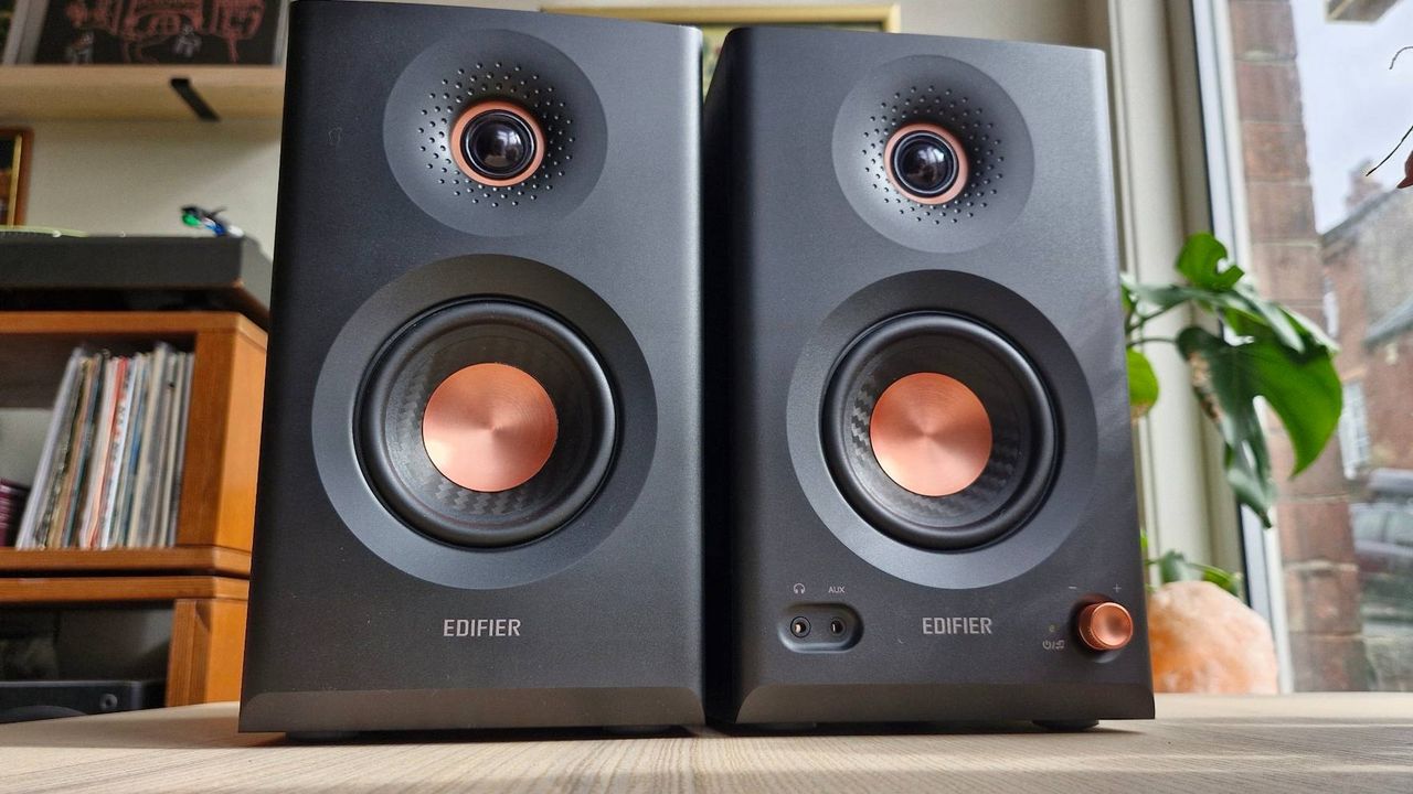 The Edifier MR5 monitor speaker on a table.
