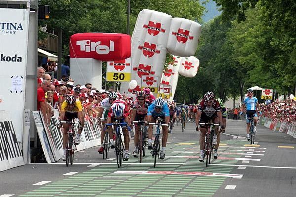 The sprint was very close, with a photo finish needed to separate Erik Zabel and Daniele Bennati (Lampre Fondital)