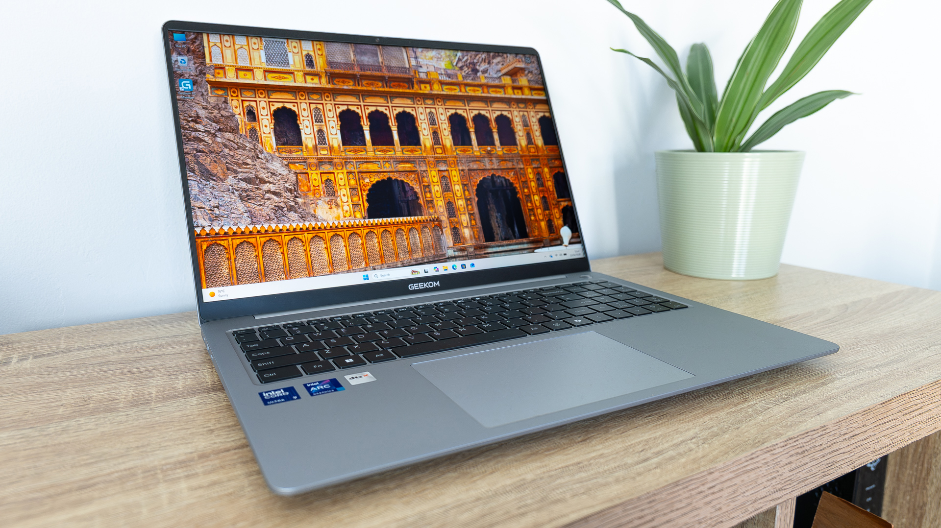 Geekom X16 Pro Windows 11 Pro laptop