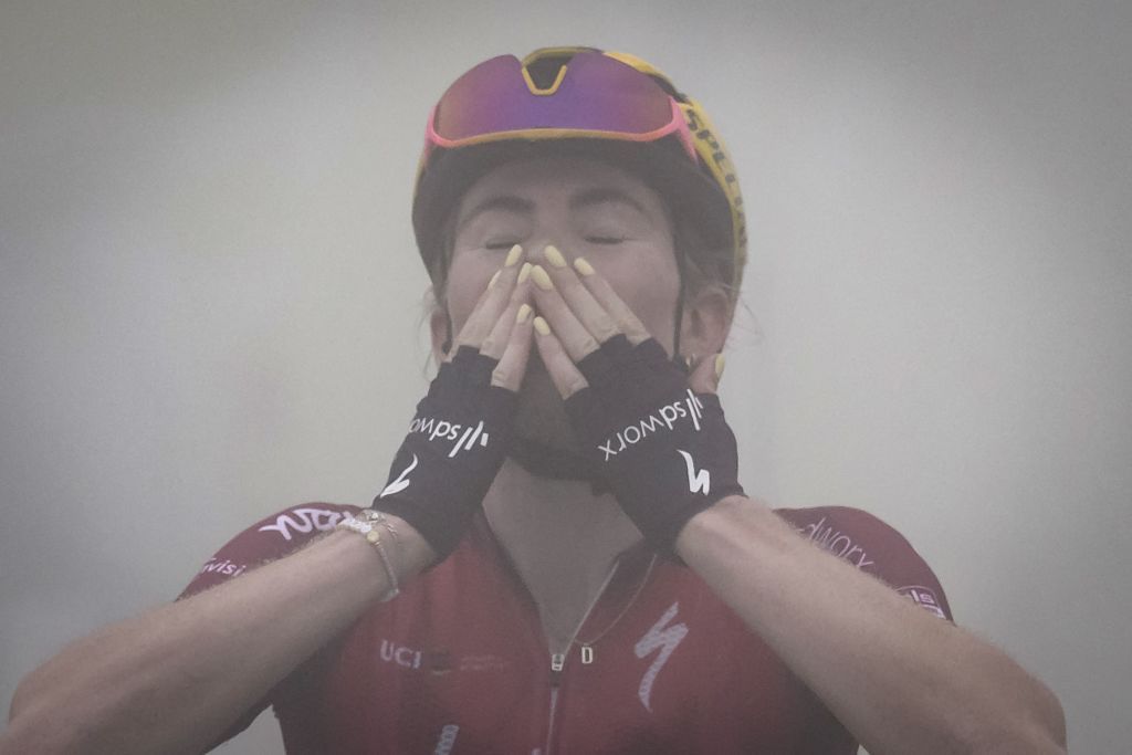 Demi Vollering (SD Worx) wins the Queen Stage in a dominant fashion