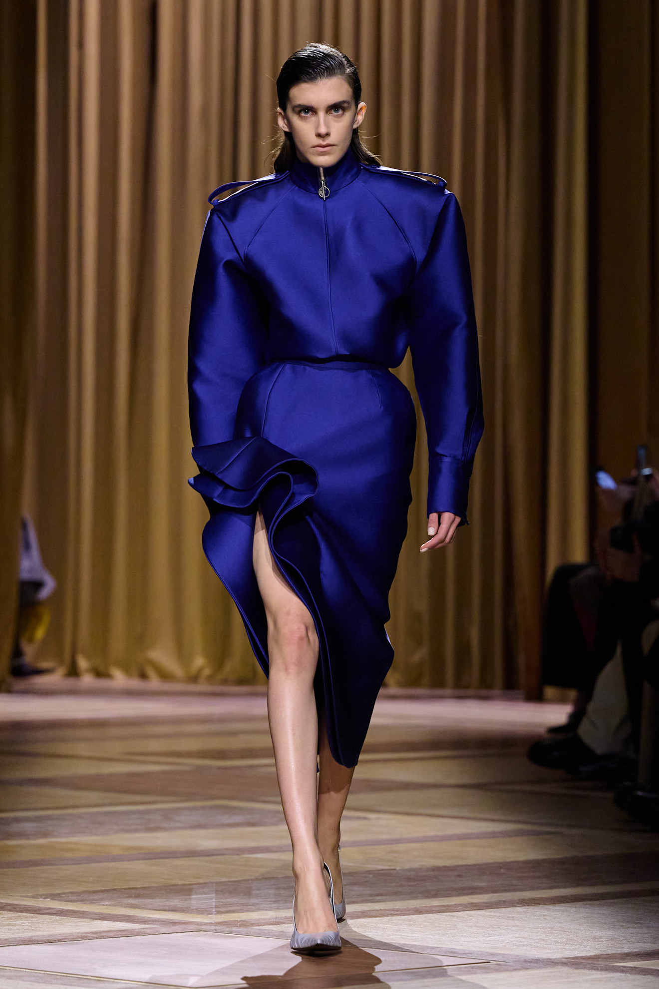 A model wore the cobalt blue trend on the Mugler Fall 2026 runway