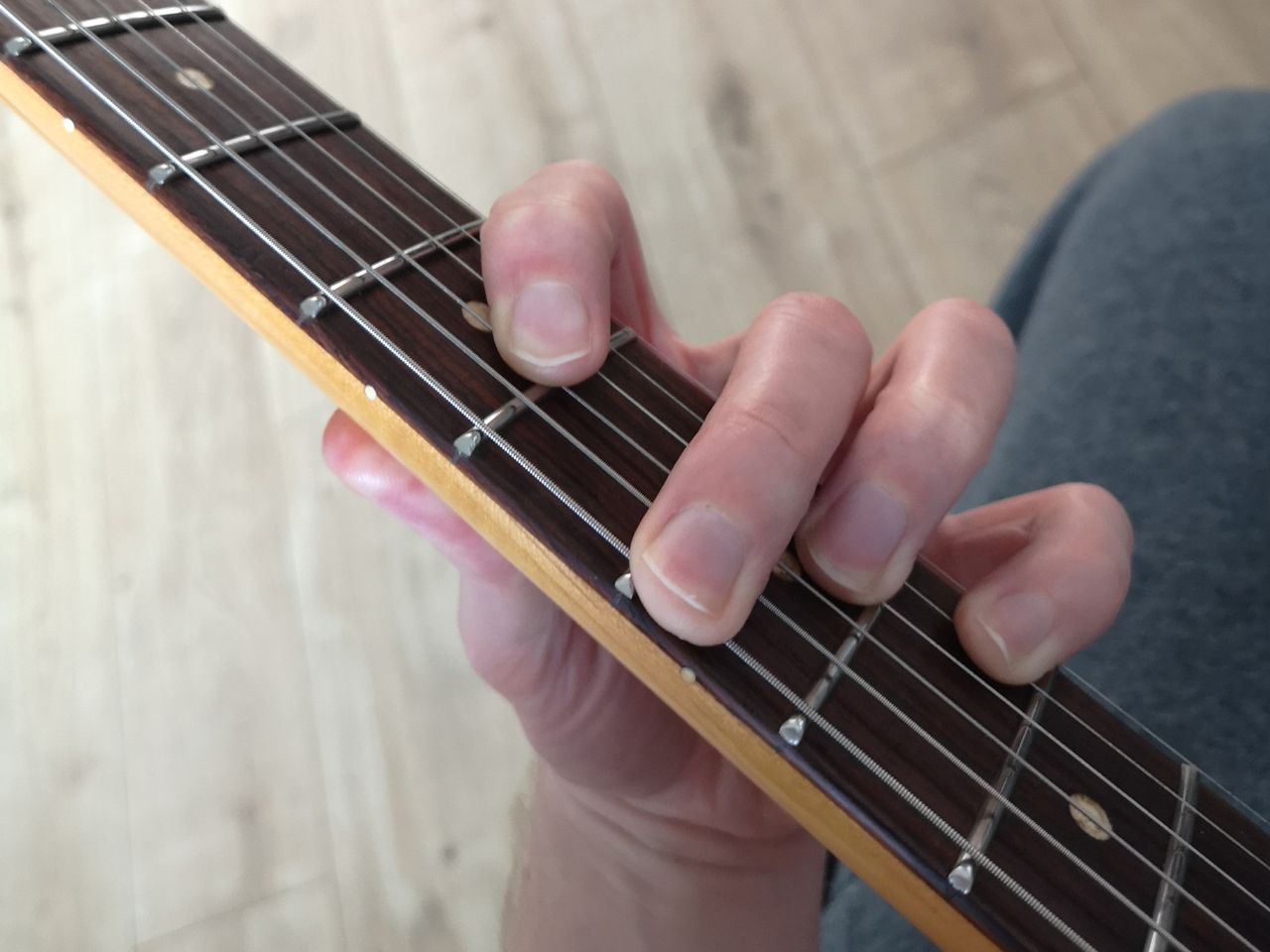 How to play the G chord on guitar