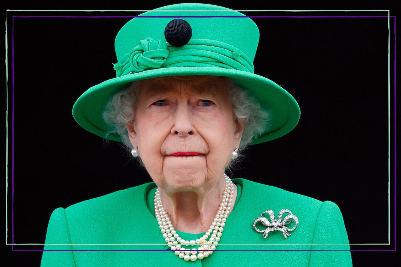 The Queen make changes - Queen Elizabeth II stands on the balcony of Buckingham Palace following the Platinum Pageant on June 5, 2022 in London, England. 