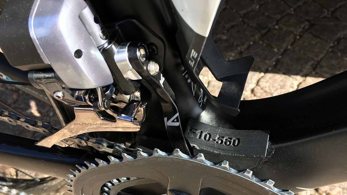 Additional plates of carbon and a K-Edge chain catcher ensure the chain stays on Froome's Ossymetric chainrings