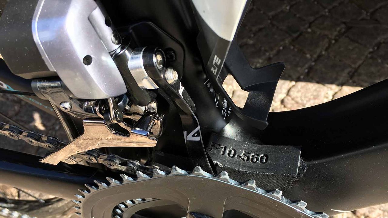 Additional plates of carbon and a K-Edge chain catcher ensure the chain stays on Froome's Ossymetric chainrings
