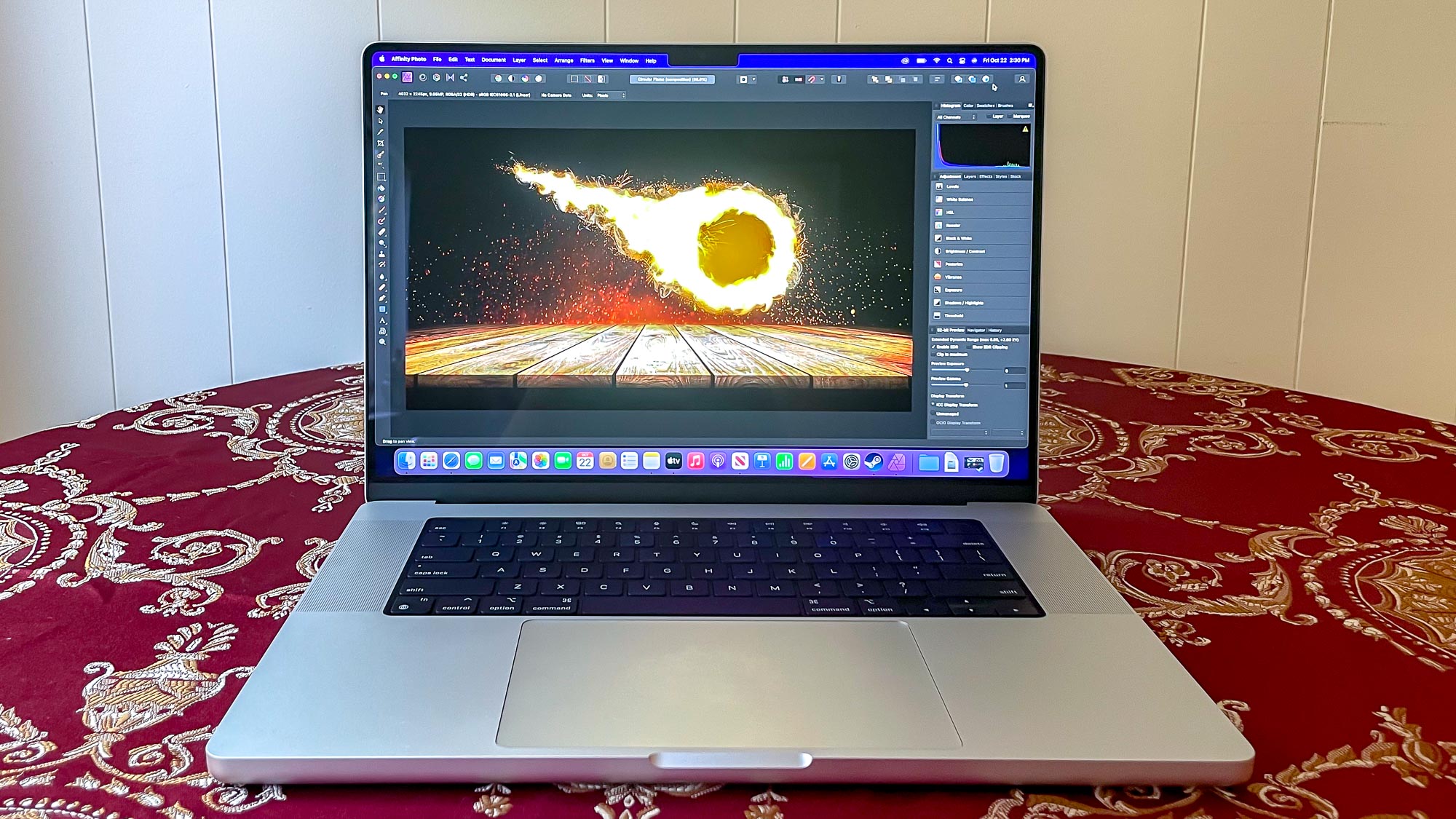 Unidade de revisão do MacBook Pro 2021 (16 polegadas) em uma mesa