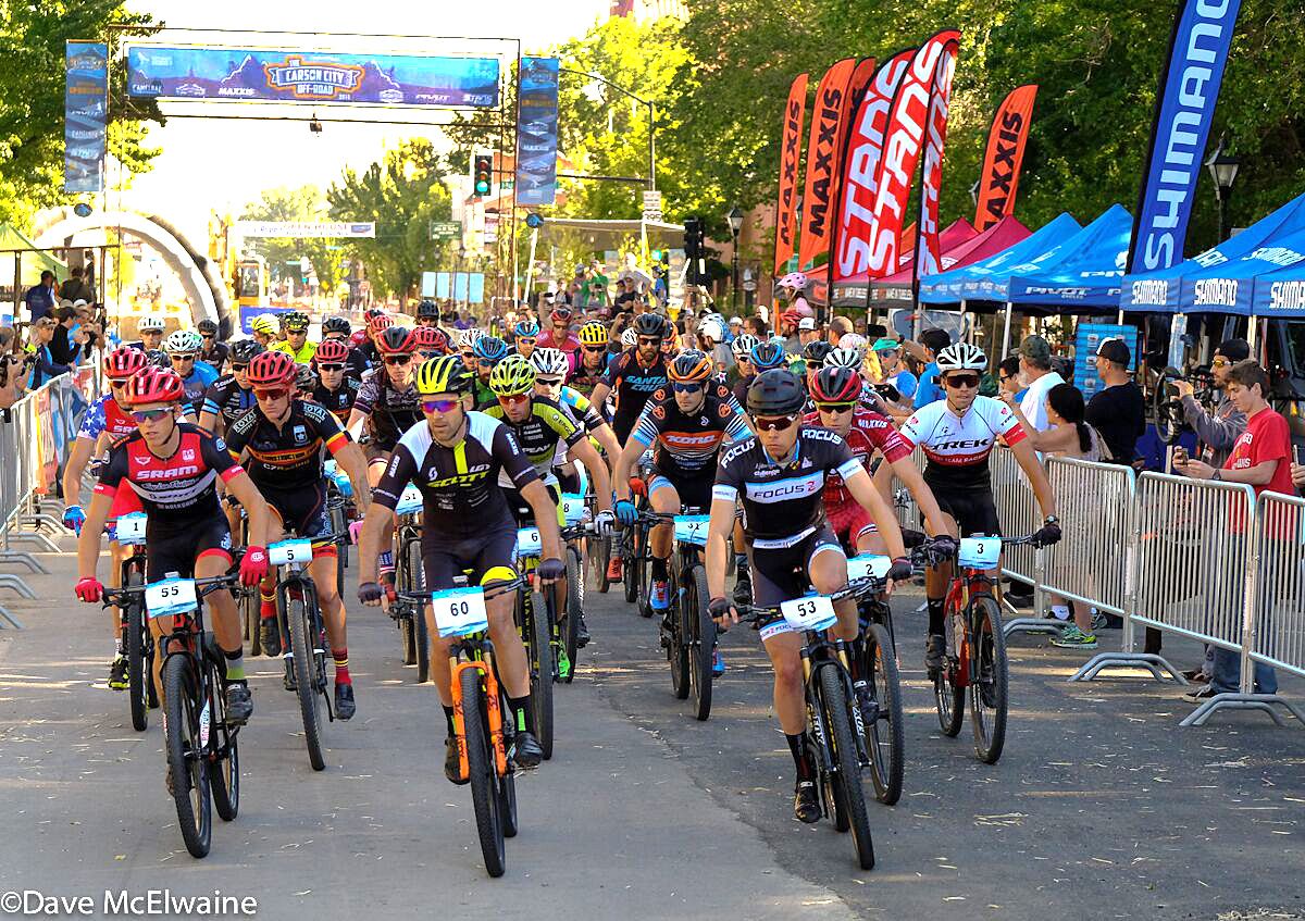 Geoff Kabush (Scott-Maxxis) leading out the pro men in the 2016 Carson City Off-Road