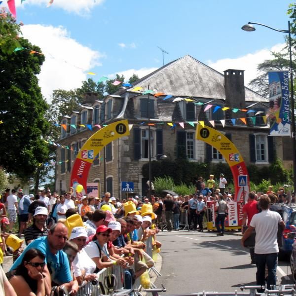 A lot of people were at the start area in Salies-du-B&eacute;arn