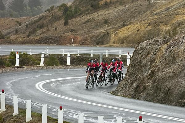 Search2Retain/MyTeam2 corners on the '99 Bends' road out of Queenstown during the team time trial on stage three.