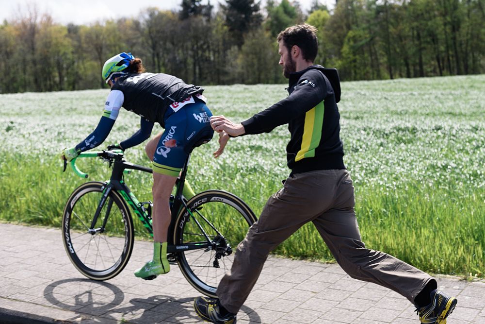Quick bike change for Sarah Roy (Orica AIS) after a crash at Dwars door de Westhoek 2016