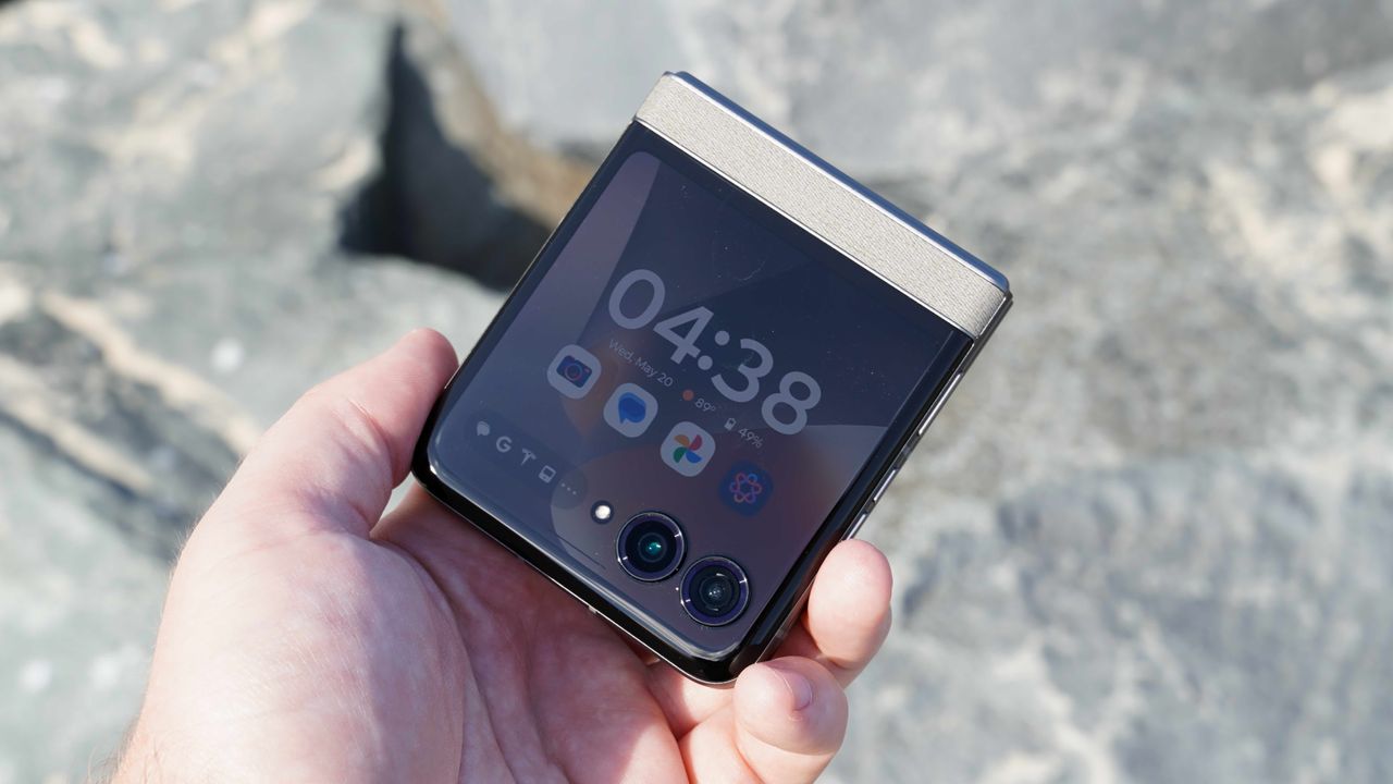  Verizon will already give you a FREE Motorola Razr (2026) with this new deal — plus a $100 gift card, because why not? 