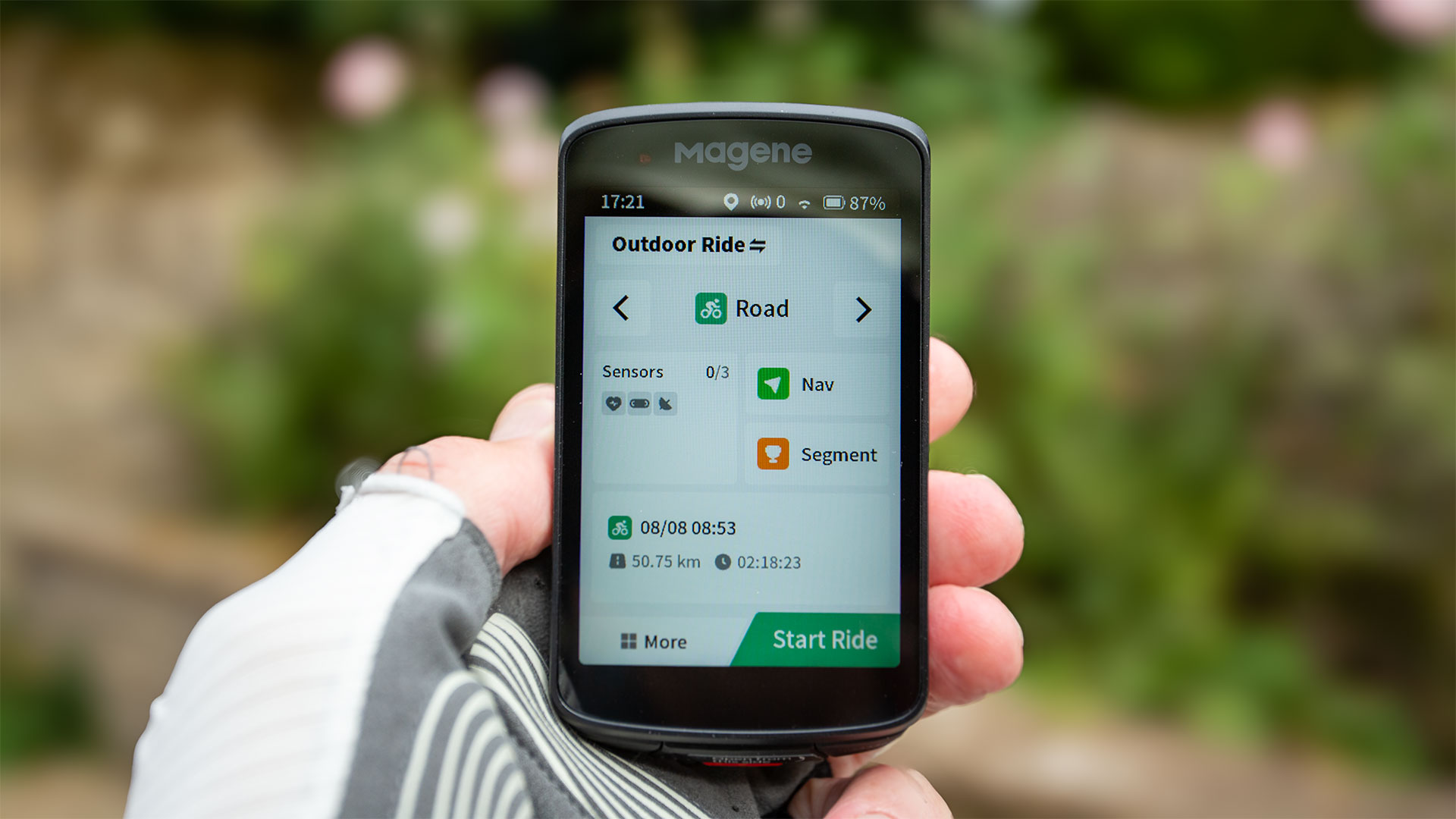 Magene C706 held in hand