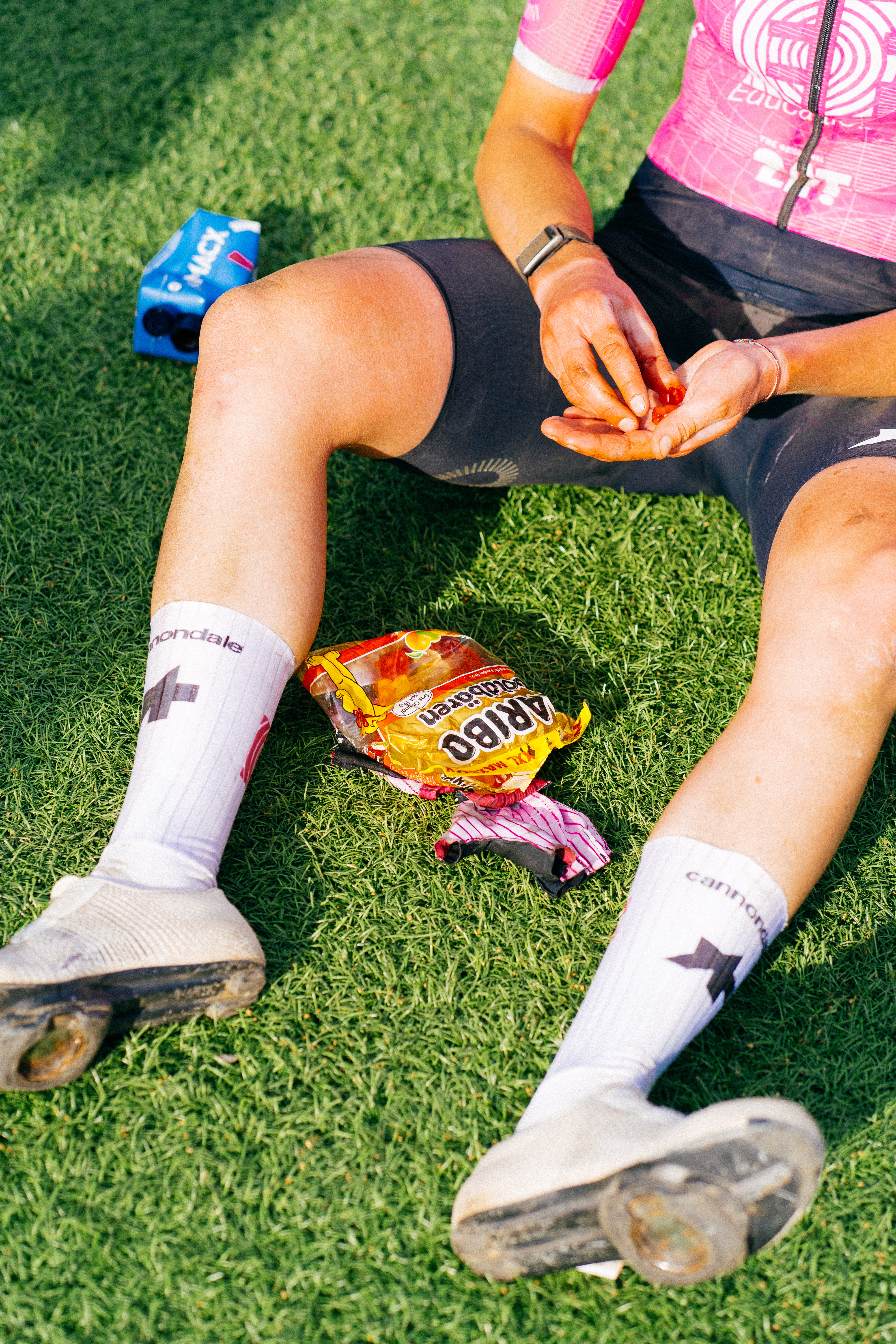 Ciclistas profesionales al final de la París-Roubaix