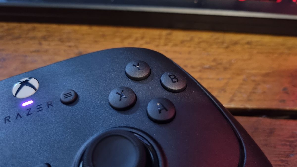 Close ups of the various controls on the Razer Wolverine V4 Pro