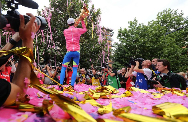 Alberto Contador shows off his trophy