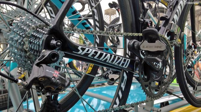 As opposed to the current Specialized S-Works Tarmac SL4's slightly more rectangular chain stays, the new SL5 looks to have a more rounded form. There's also a gentler transition to the seat stays and a more linear path for the internally routed rear derailleur cable, too