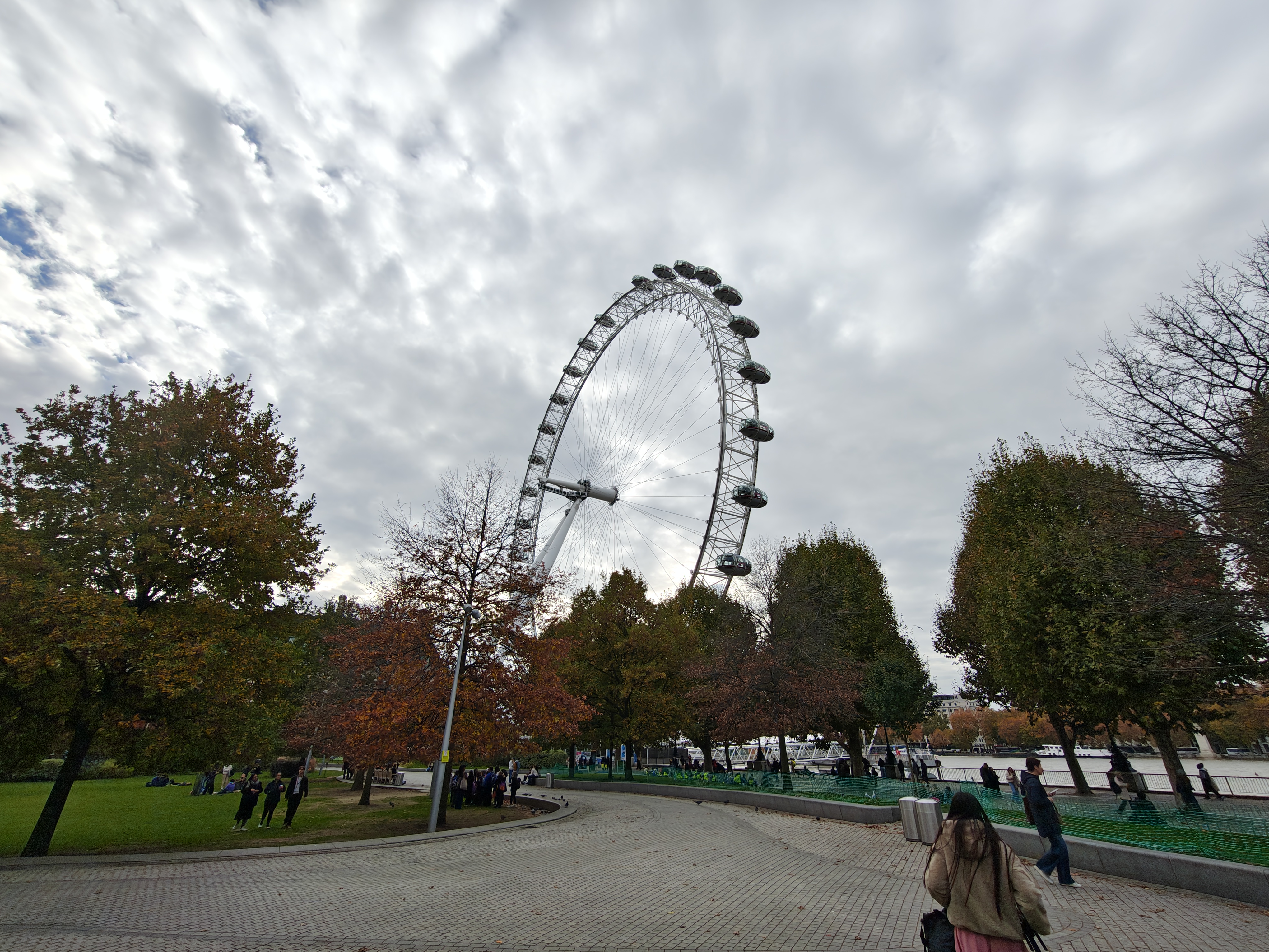 A picture of the London Eye taken on the Moto Edge 70.