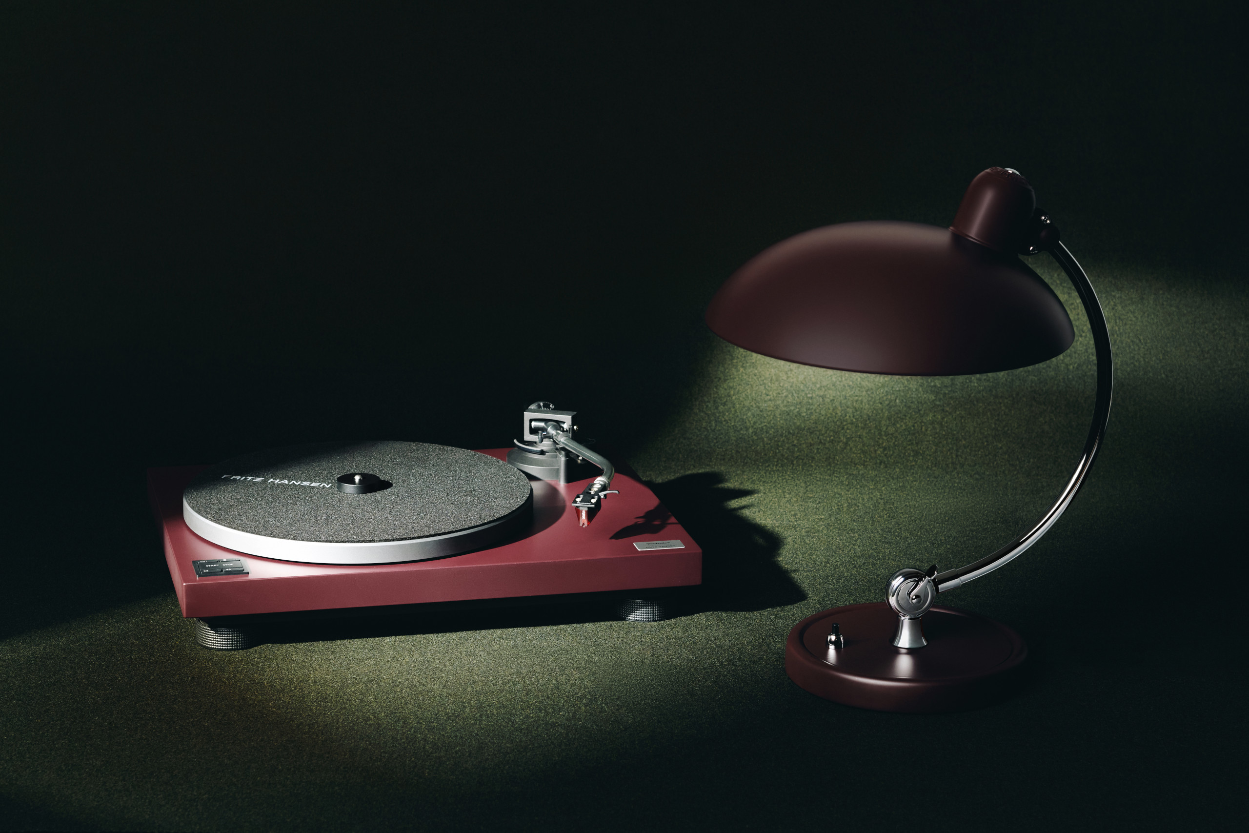 Technics SL-40CBT Direct Drive Turntable and the Kaiser Idell Luxus 6631-T desk lamp