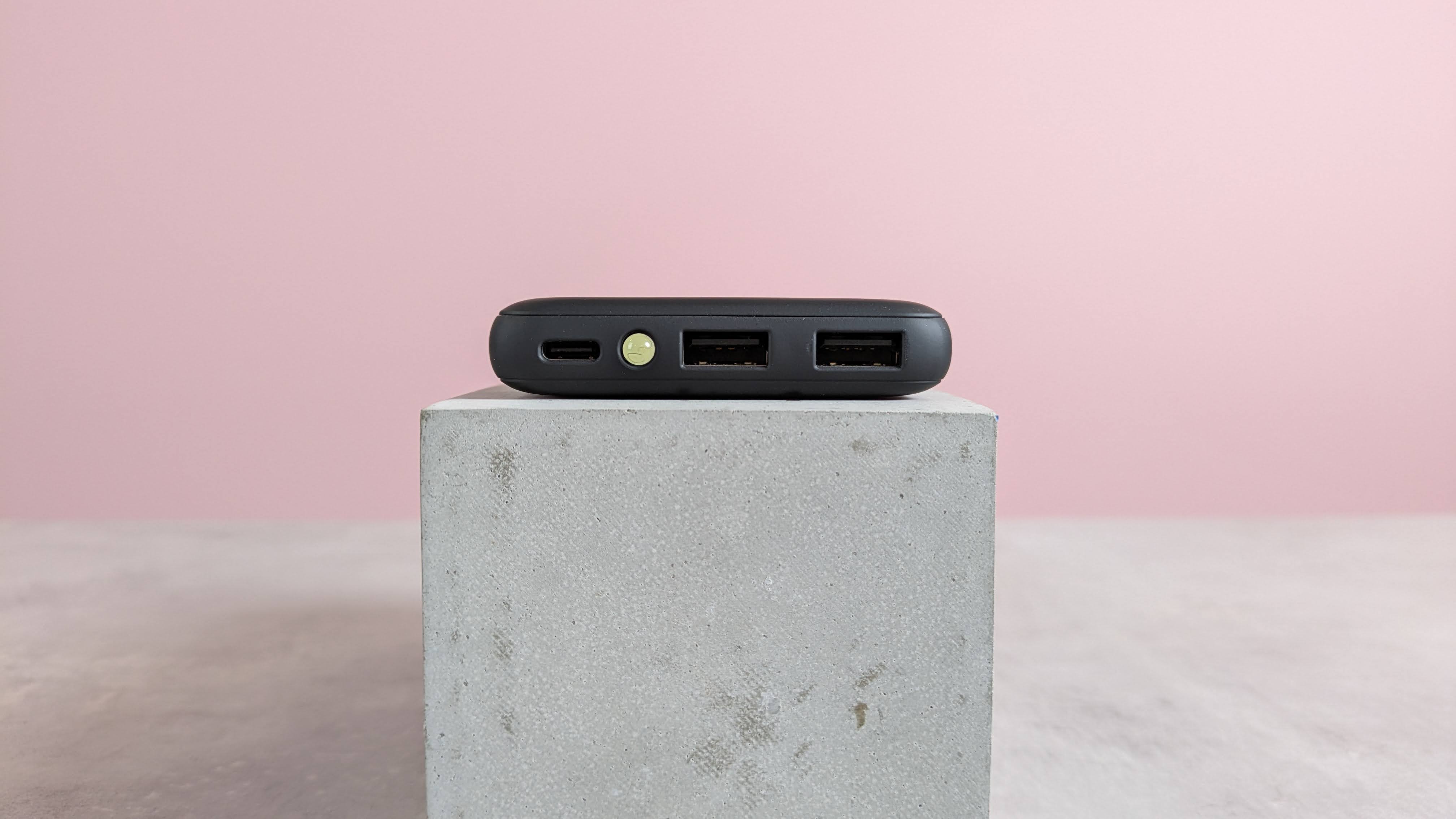 Iniu B41 power bank on the table on the pink background