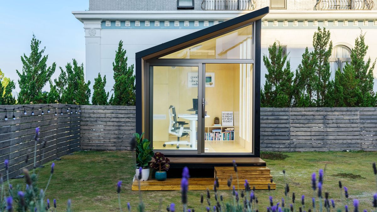 This flatback backyard office can be assembled in one day - and it looks amazing