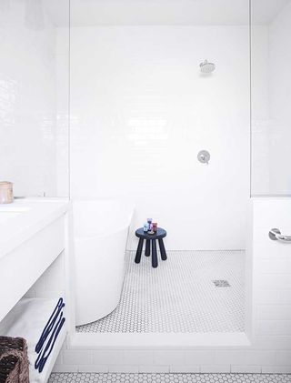 White tiles of bathroom,Holiday House — Palm Springs, USA