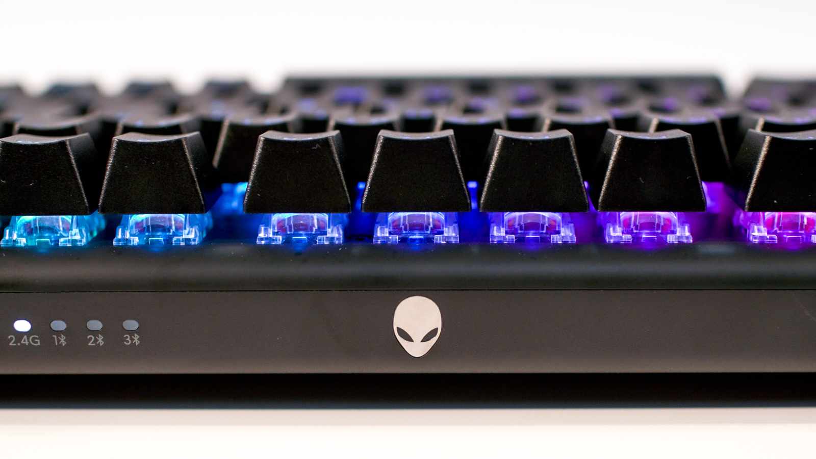 Die kabellose Alienware Pro-Tastatur verfügt über transparente Schalter, um die RGB-Beleuchtung zur Geltung zu bringen.