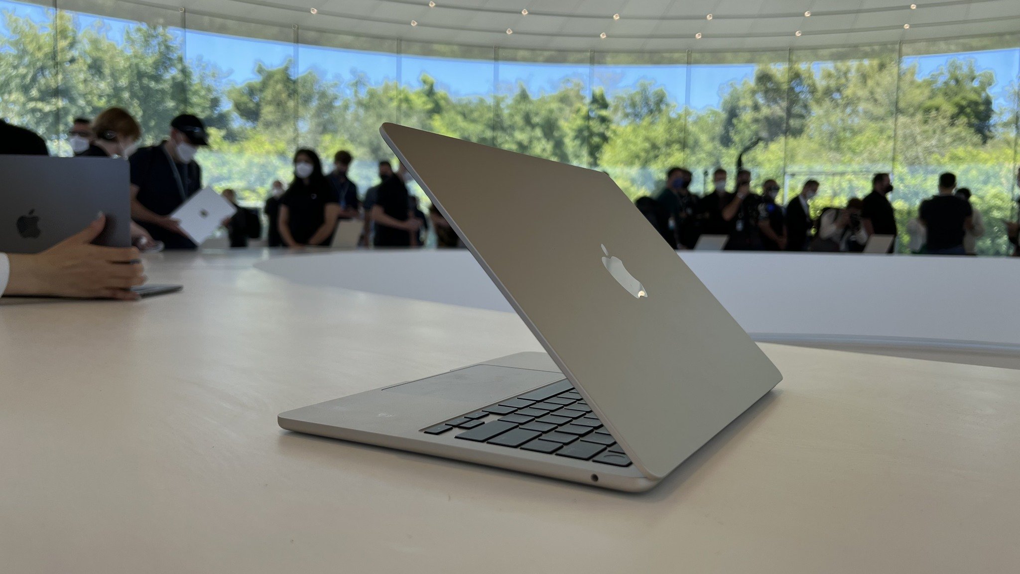 M2 Macbook Air Terbuka