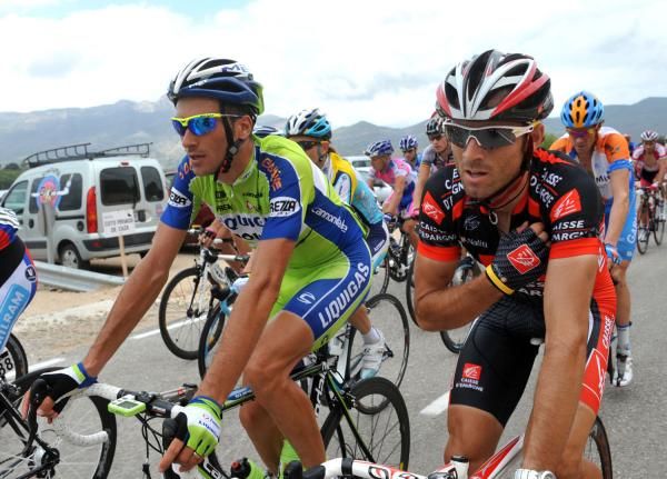Basso and Valverde wait for the climb before pulling off the gloves.