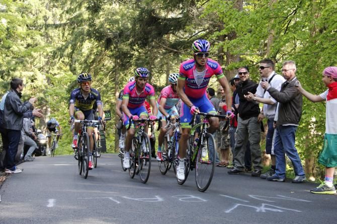 Przemys&Aring;aw Niemiec leads Michele Scarponi (Lampre - Merida)
