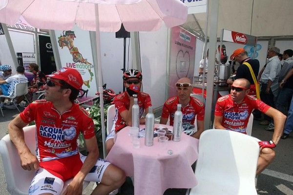 Acqua &amp; Sapone - Caffe Mokambo riders relax in the start village.