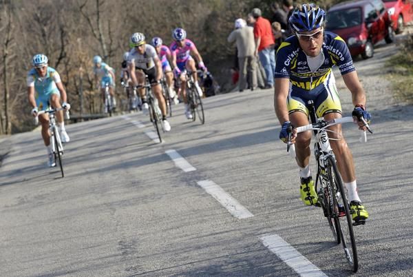 Matteo Carrara (Vacansoleil) sparks a move