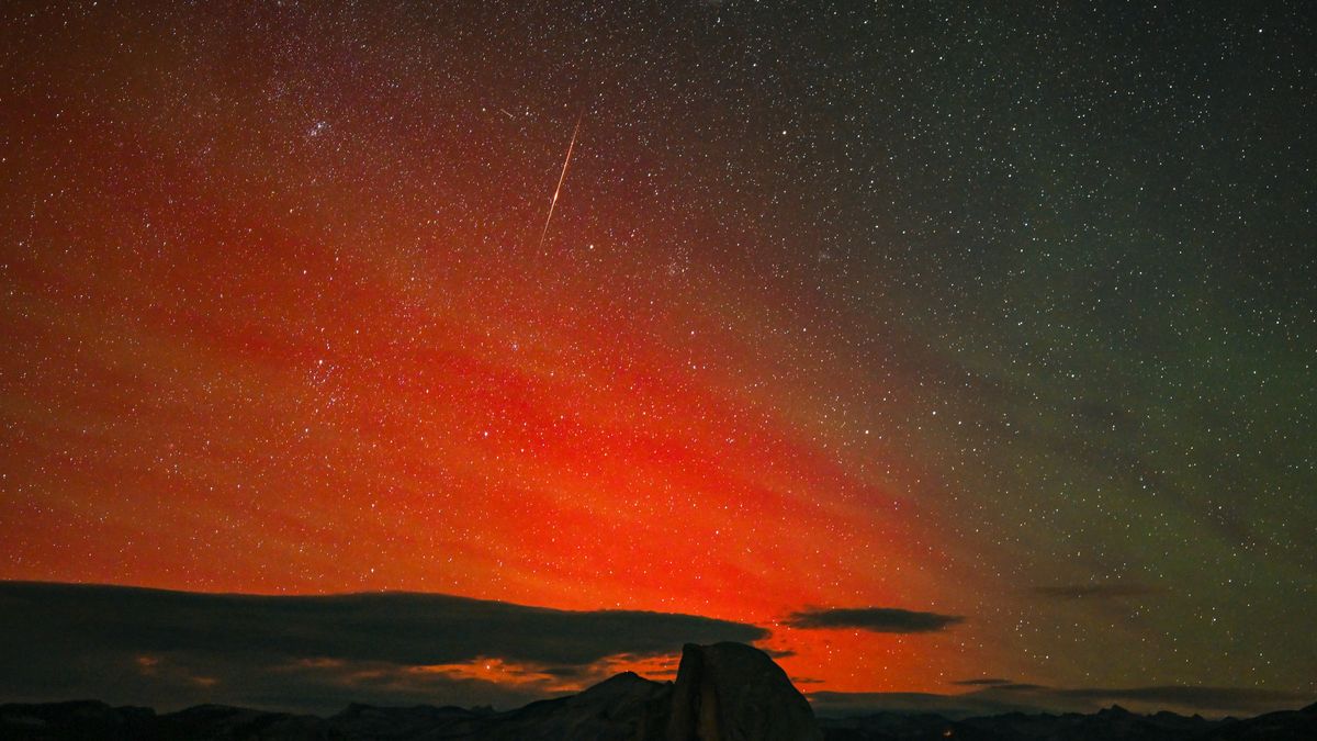 Rój meteorów Perseidów osiągnął swój szczyt! Oto jak zobaczyć jak najwięcej „spadających gwiazd”.