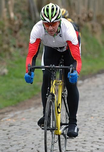 De Leeuw himself knows better than most how to ride these cobbles.