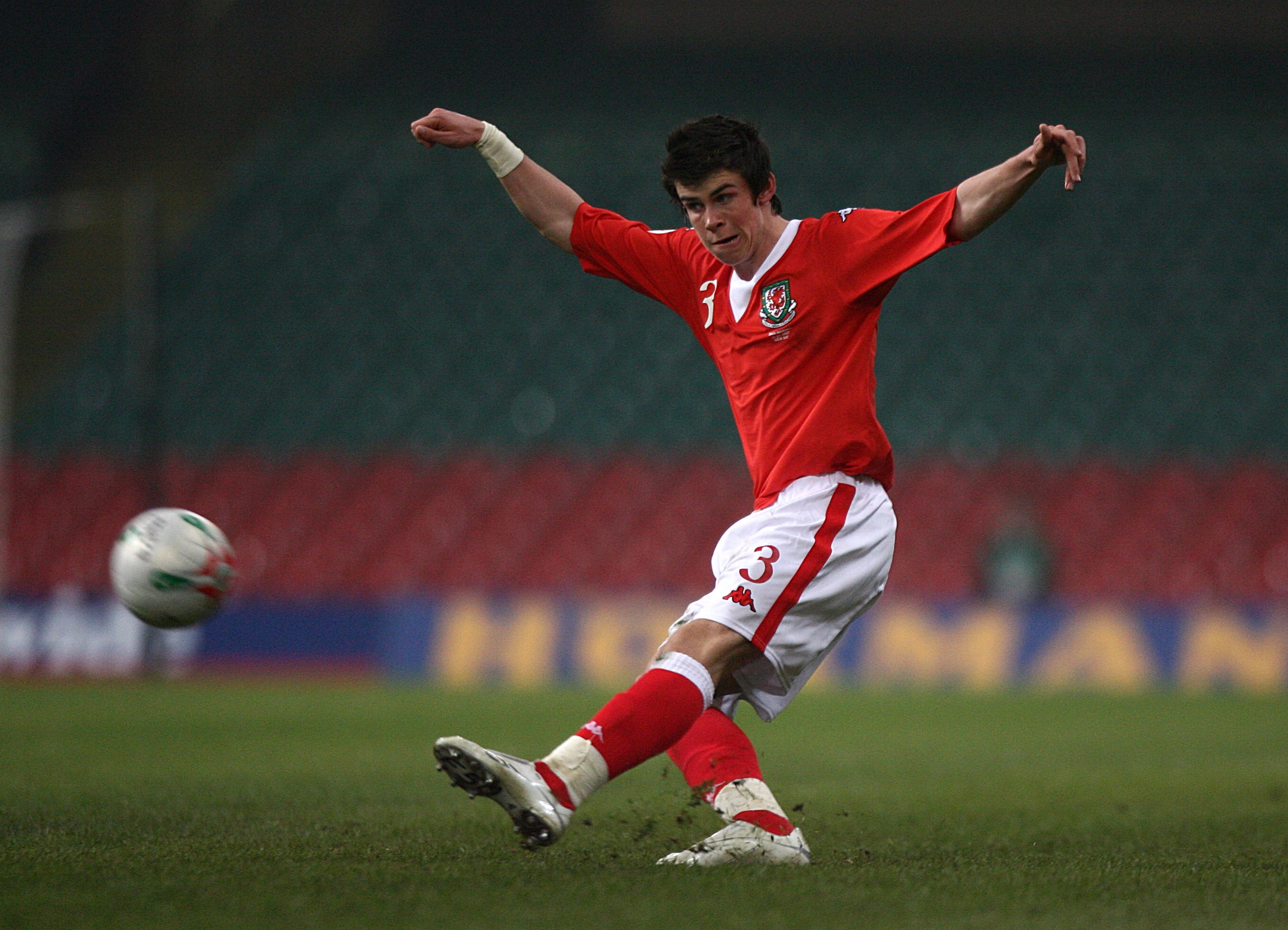 Gareth Bale fez sua estreia no País de Gales com apenas 16 e 315 dias de idade