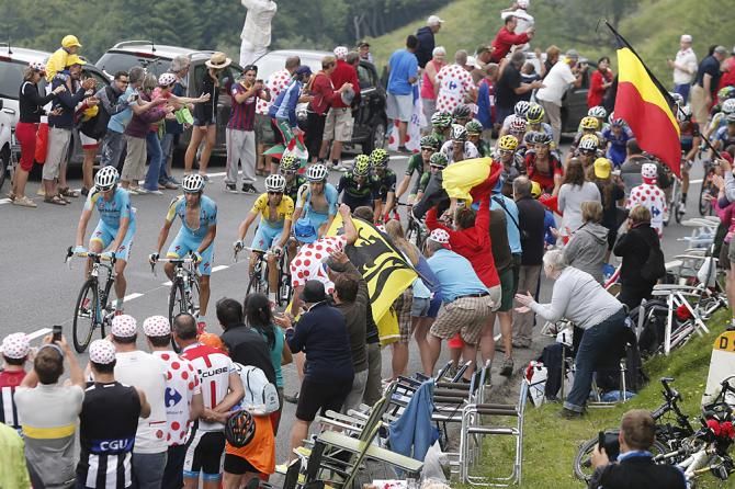 Fans cheer on the race leader Vincenzo Nibali (Astana)