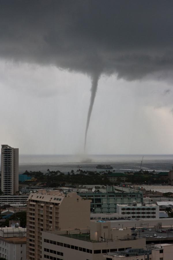 hawaii-waterspout-little3-110504-02