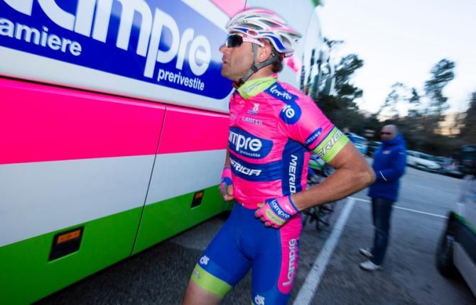 Alessandro Petacchi (Lampre-Merida) heads back to the bus after a tough day