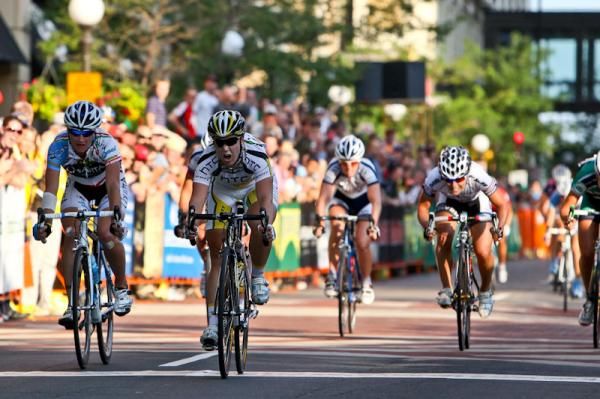 Chloe Hosking (HTC-Columbia) just gets Theresa Cliff-Ryan (Colavita-Baci) at the line.
