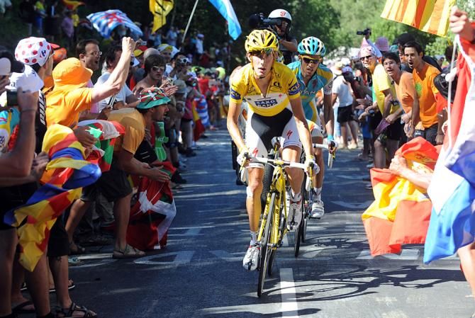 Andy Schleck (Saxo Bank) leads Alberto Contador (Astana) on Stage 14