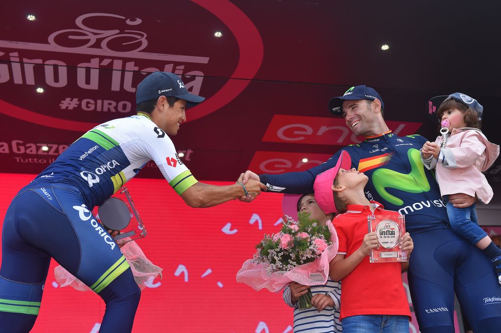 Esteban Chaves shakes Alejandro Valverde's hand on the podium