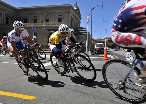 Shelley Evans (USA National Team) follows a teammate.