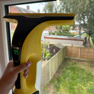 Testing the Karcher WV 6 Plus N window vacuum