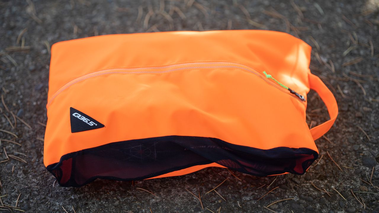 Q36.5 Unique Shoe included shoe bag