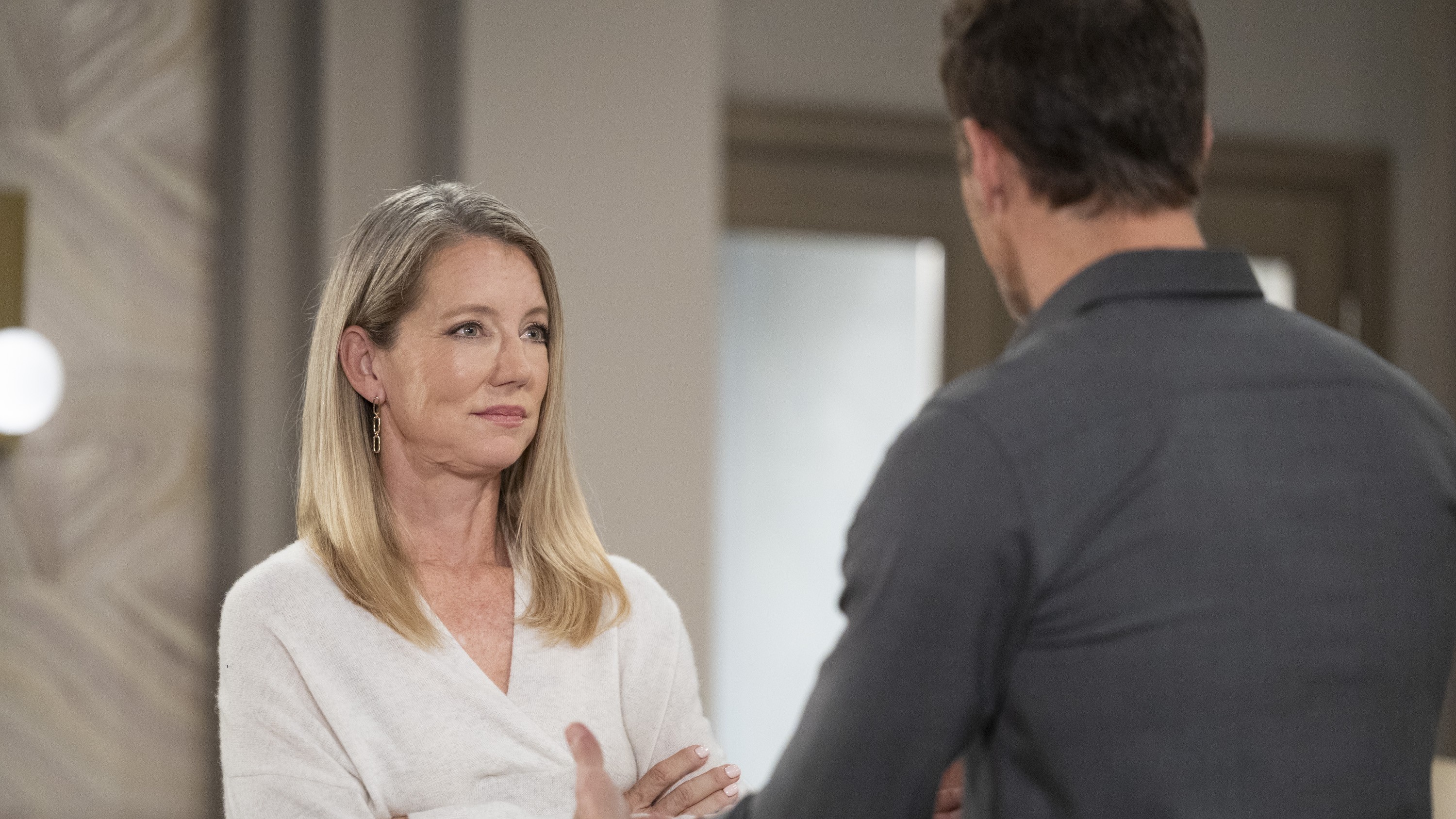 Cynthia Watros as Nina talking to a man in General Hospital