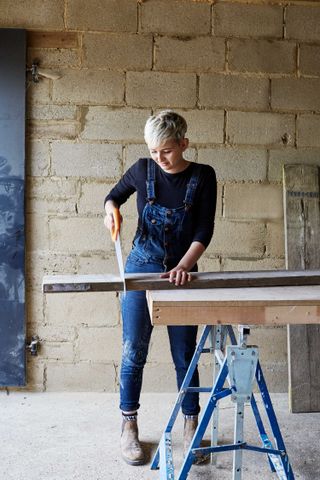 how to build a pallet bench: sawing